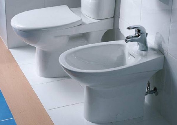 біде та унітаз поруч