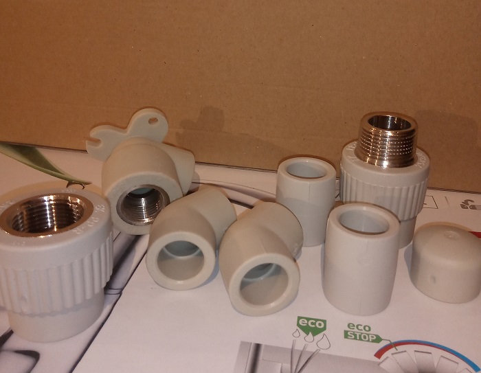 Комплектующие для водопровода из пластиковых труб PPR