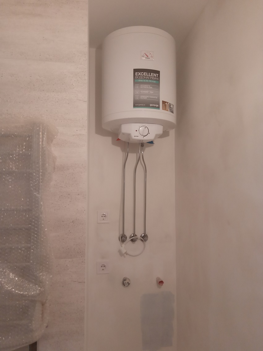 Умивальник на тумбі