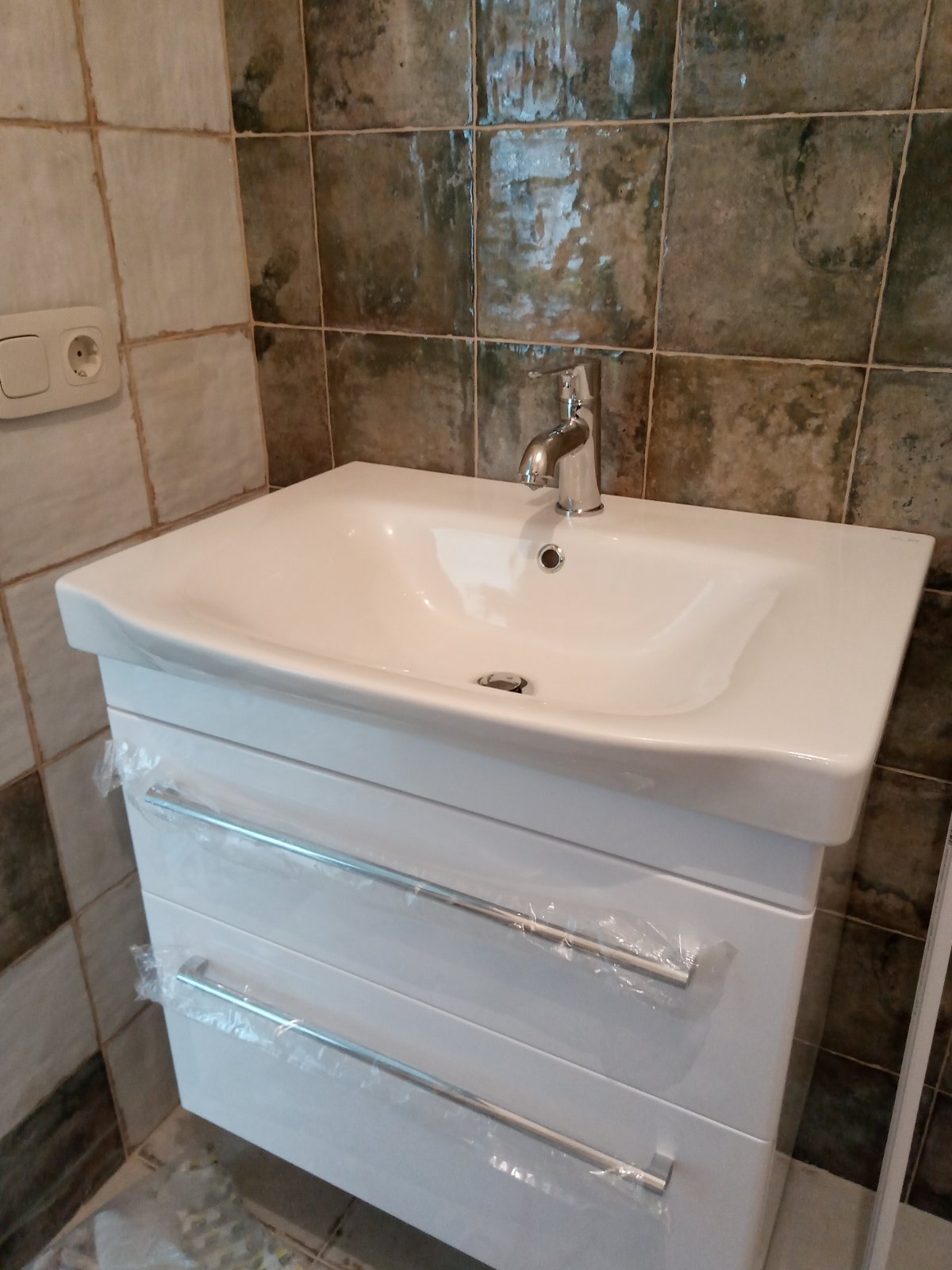 Умывальник с тумбой подвесной